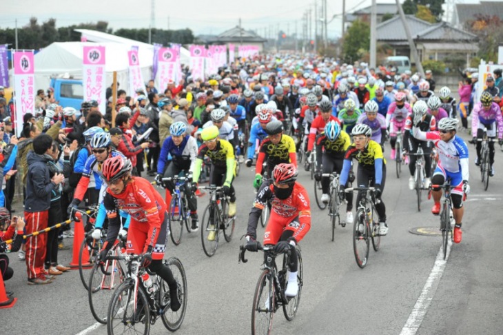 多くの大会でプロライダーがレースをサポートしてくれる