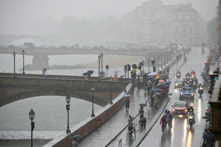 大雨を引き連れてフィレンツェに到着した逃げグループ