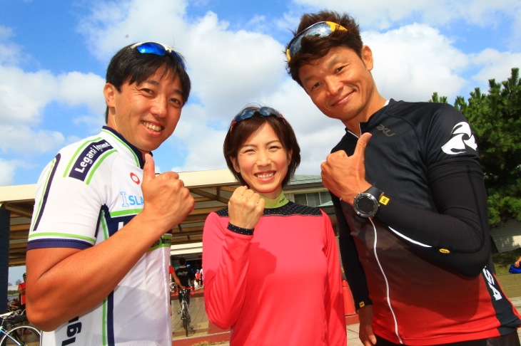 大会を監修した白戸太朗さん(左)と、ゲストライダーの勅使川原郁恵(中)、堂城賢さん(左)