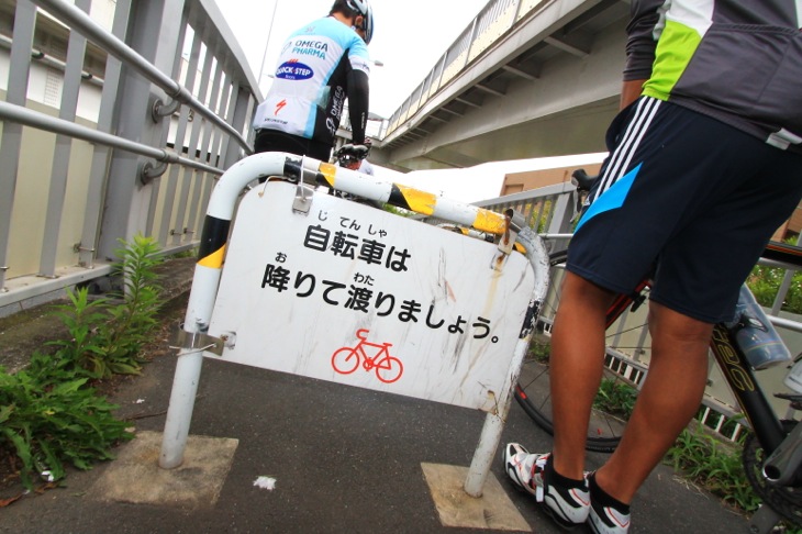 清砂大橋の出口は急勾配で狭いため、徒歩で降りる