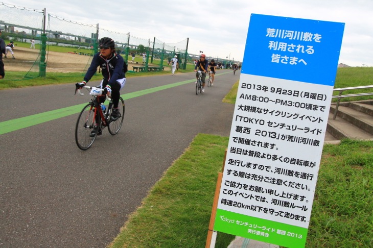 コース上の至る所に看板を設置し、安全対策を図る