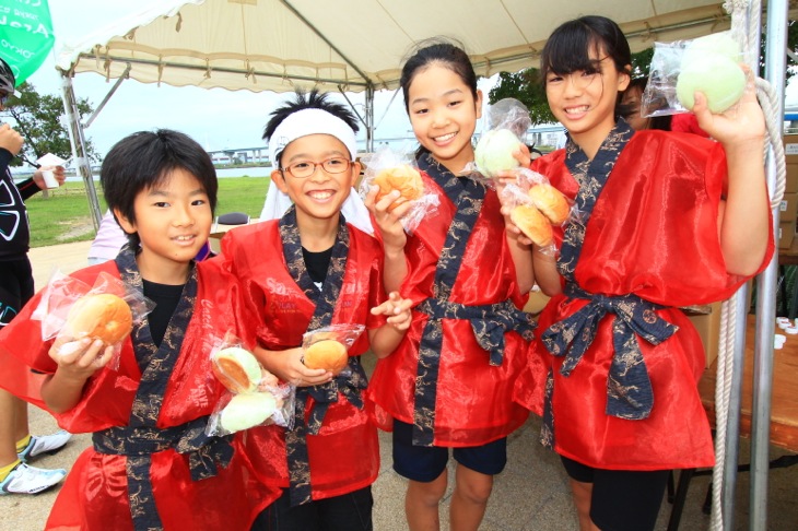 往路の第1エイドでパンを配ってくれた地元江戸川区の小学生