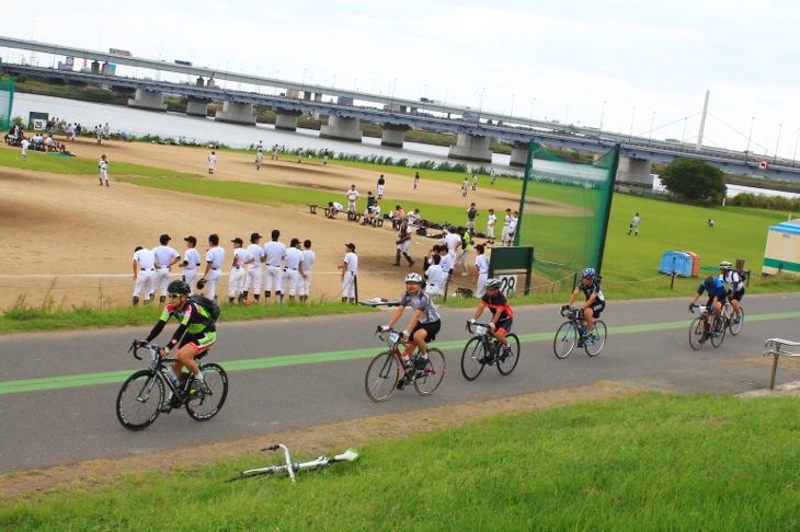 休日とあって河川敷では多くの小中学生が野球やサッカーに励む
