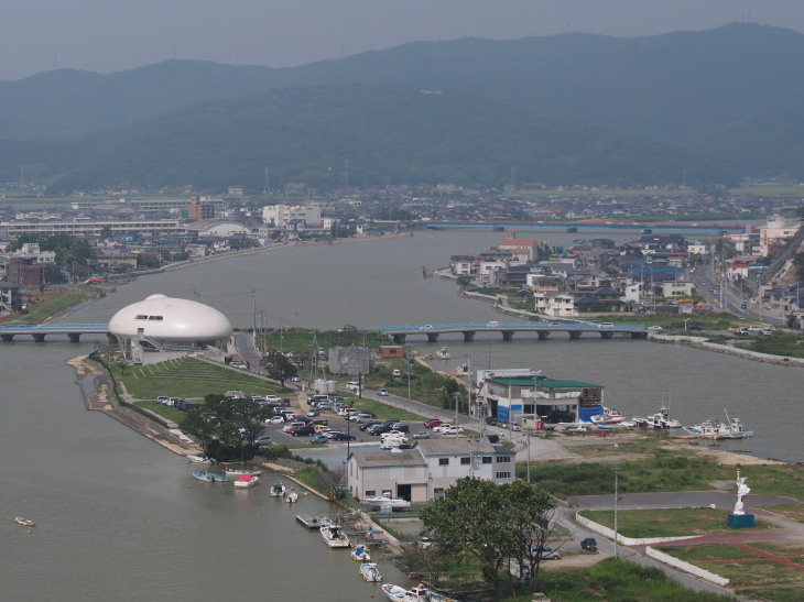 旧北上川が流れる石巻市の風景