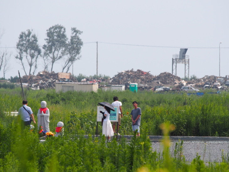 石巻市の沿岸部。瓦礫の山は小さくなっていた