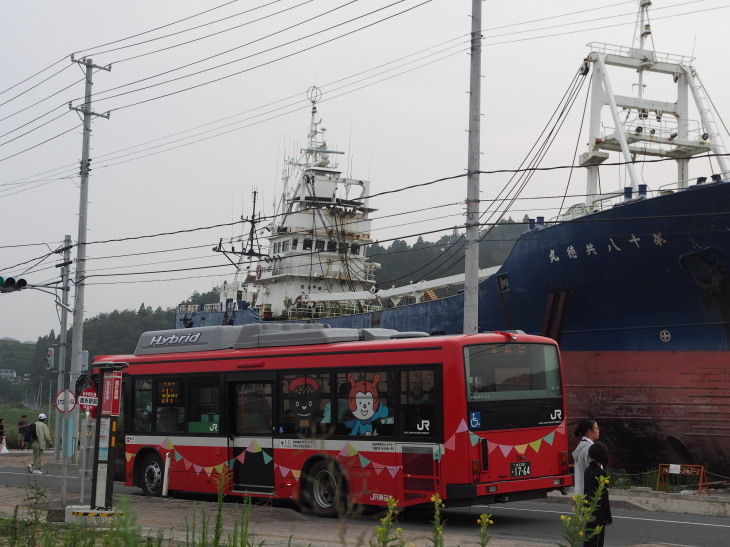 共徳丸の横を、JRの代役を務めるBRT(バス高速輸送システム)が通過する