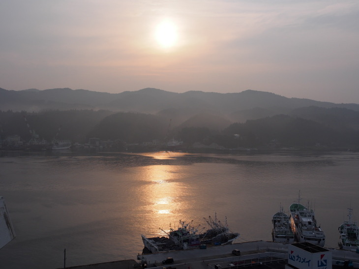 朝日を浴びる気仙沼湾