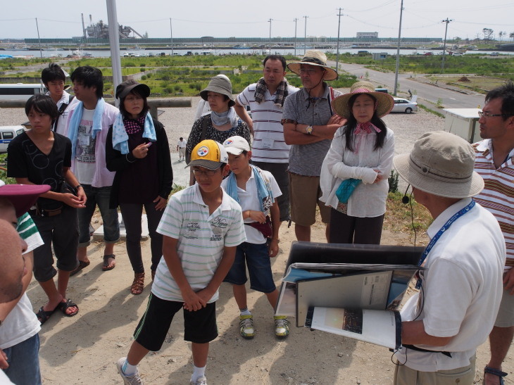 高台から見れば、海はすぐ目の前だ