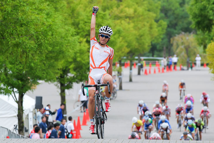 E1 樋口峻明(横浜高校自転車競技部)がレース前の宣言どおりに優勝
