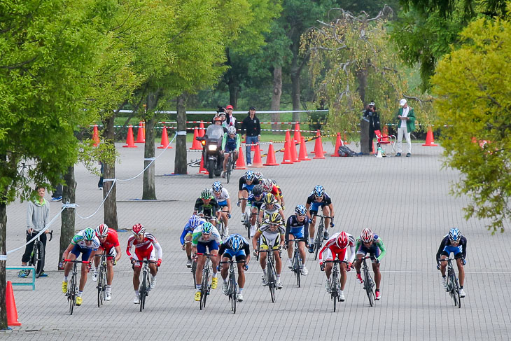 ゴール前、吉田隼人(シマノレーシング)ら横一線に