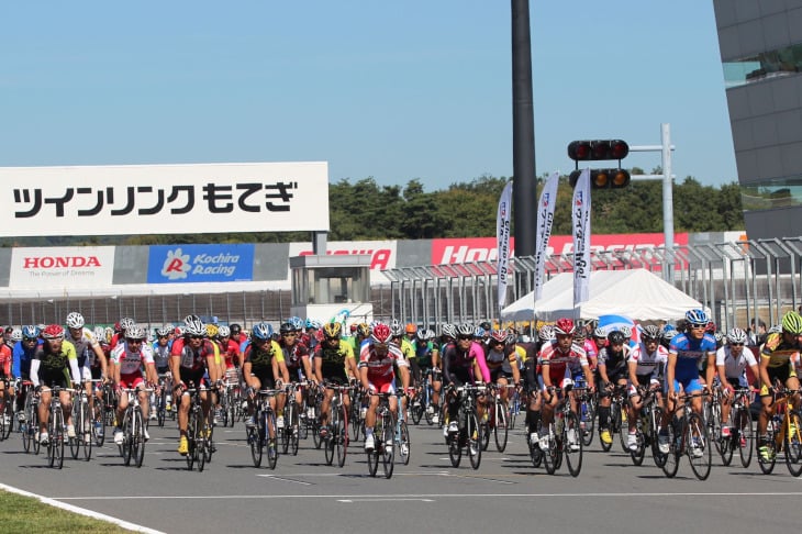 ブリッツェンや愛三などのゲストライダーを先頭にレースがスタート
