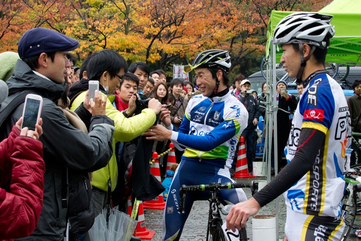 茅ヶ崎が生んだ別府史之選手(オリカ・グリーンエッジ)にサインをもらうファンたち
