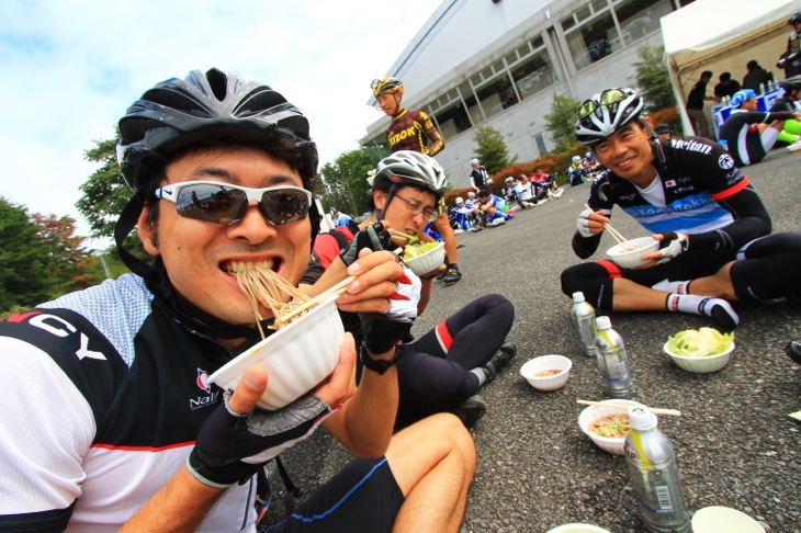 仲間とワイワイ、エイドを食す