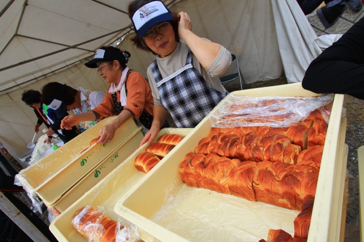 フワフワでしっとり、おいしい学校で作られた焼きたてのパン