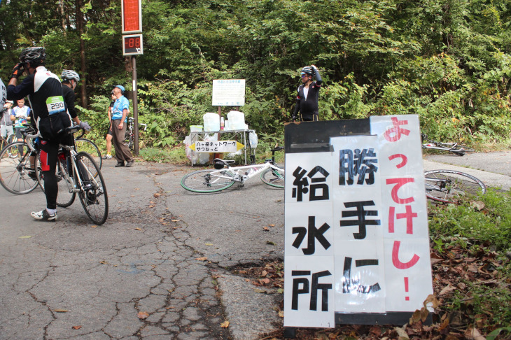 海岸寺の登りの頂上には地元のサイクリストが独自の給水所を設置してくれた