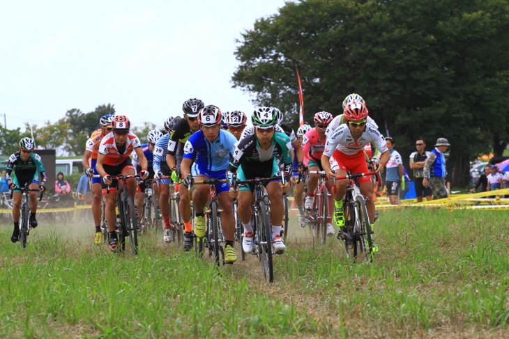 C1のスタートダッシュを決めるのは向山 浩司（SNEL CYCLOCROSS TEAM）