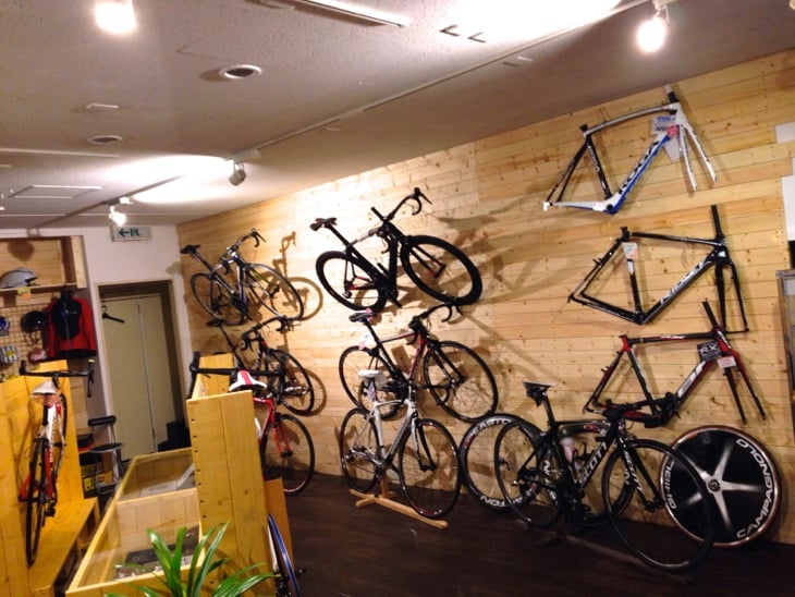 サイクルファクトリーアライ川口店TACKE(タッケ) 店内壁面にはヨーロッパ車が飾られる