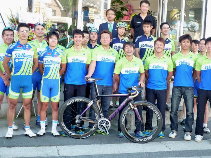 湘南ベルマーレサイクルロードチームのメンバーとストア関係者