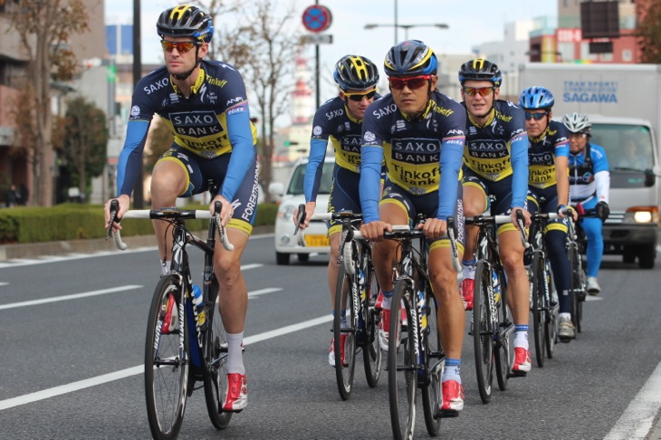 コースへ向けて走るサクソ・ティンコフ。先頭はマイケル・ロジャース(オーストラリア)と宮澤崇史だ
