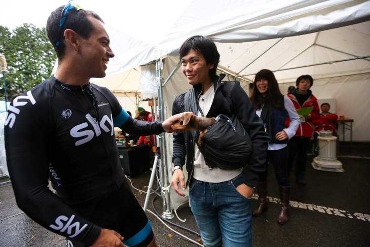 ステージ裏に新城幸也の姿を発見し、挨拶に来たリッチー・ポルト(オーストラリア、スカイプロサイクリング)