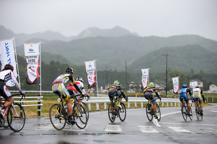 雨に包まれた古賀志山に向かう追走グループ