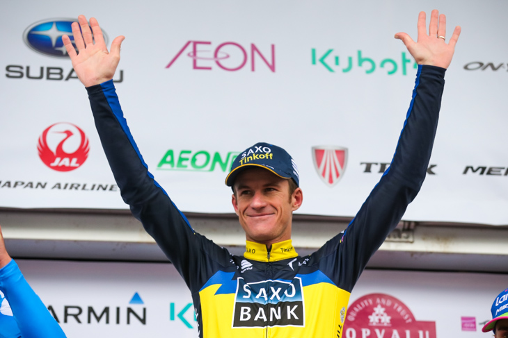 表彰台に登るマイケル・ロジャース(オーストラリア、サクソ・ティンコフ)