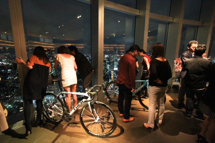 会場からは宝石のようなメトロポリタンの夜景が眺められる