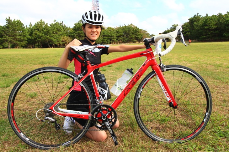 筆者の佐藤真理と愛車のFELT ZW4 乗れる時間は少なくてもカーボン製の軽いバイクが走りを助けてくれる。「頼りにしてます!」