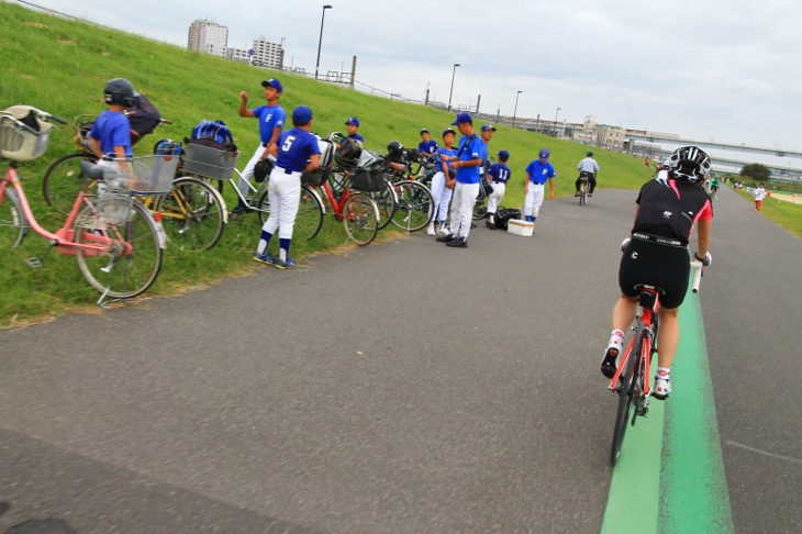 河川敷だけにサッカーや野球の試合があちこちである。通り過ぎるときは気をつけて