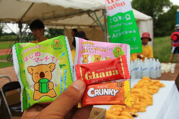 エイドに用意されたコアラのマーチやロッテのお菓子。和みます