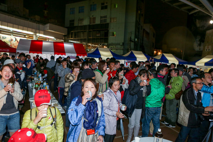 みんなで乾杯　飲み放題食べ放題しゃべり放題