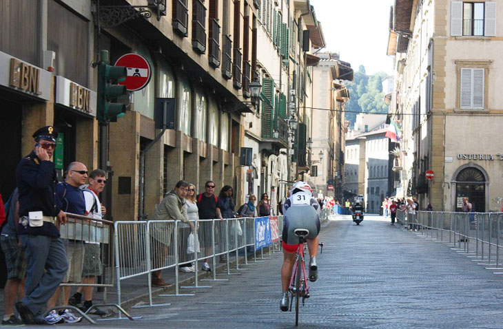 ジュニア女子TT フィレンツェ市街の石畳区間を走る坂口
