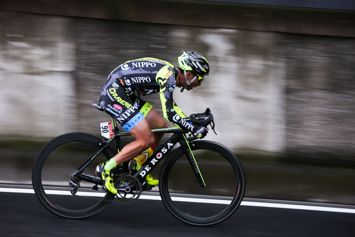 単独で逃げを追う福島晋一(チームNIPPO・デローザ)