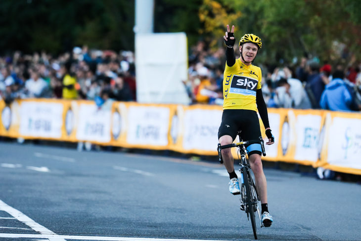 2を意味するVサインは、日本での2勝目あるいは来年のツール2勝目を予告するかのようなゴールシーン