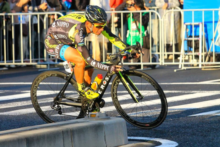 単独で追走を図る福島晋一(チームNIPPO・デローザ)