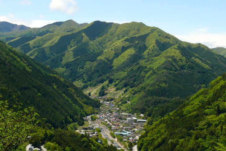 ダイナミックな山々に囲まれた小菅村