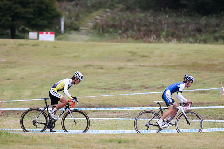 C1　先頭で競り合う中井路雅（京都産業大学）と前田公平（TEAM SCOTT）