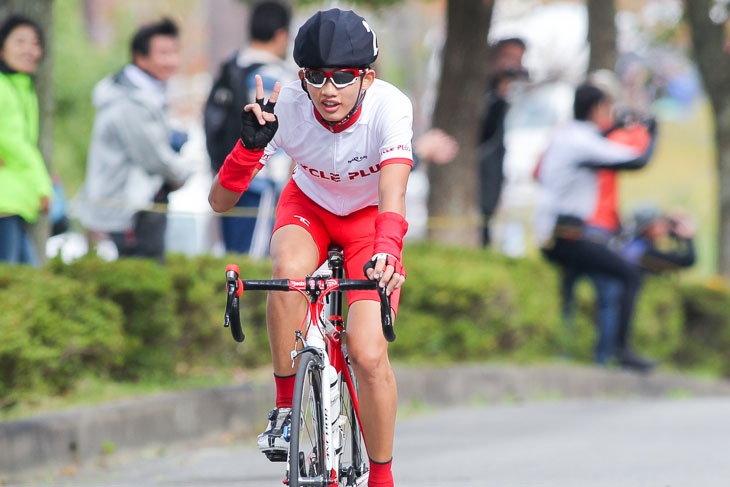 B-7中学生男子 優勝の大町健斗(二葉中・サイクルプラス)、2分前スタートのB-9高校生男子全員を抜いてゴール