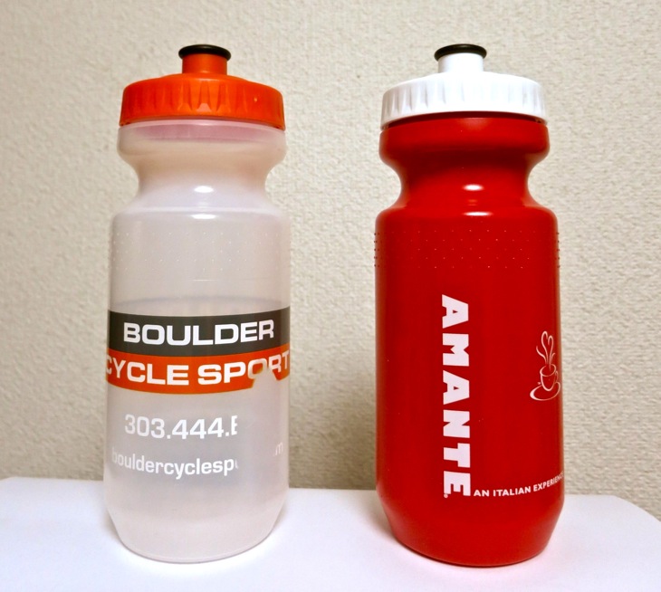 「カフェ アマンテ」と、「ボルダー サイクルスポーツ」のドリンクボトル