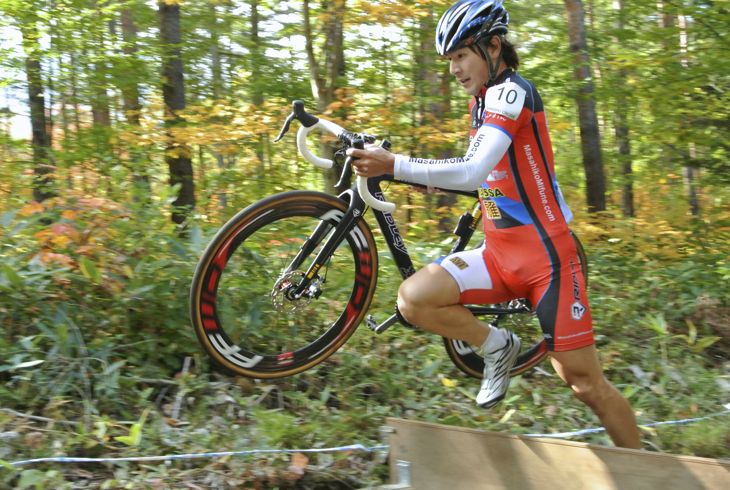C1 シケインを飛び越える丸山厚(JP SPORTS TEST TEAM-MASSA-ANDEX)