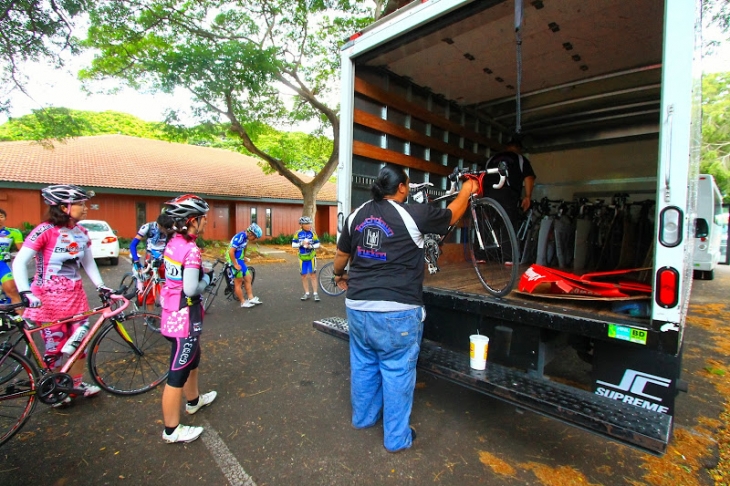 ゴール後は専用トラックに自転車を預ける。なんて贅沢なライドなんでしょう！