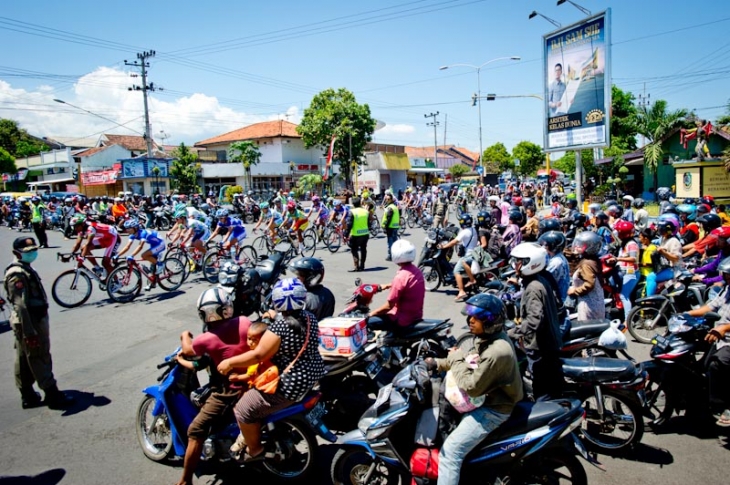 たくさんのオートバイが行き交う街角で、レースは開催されている