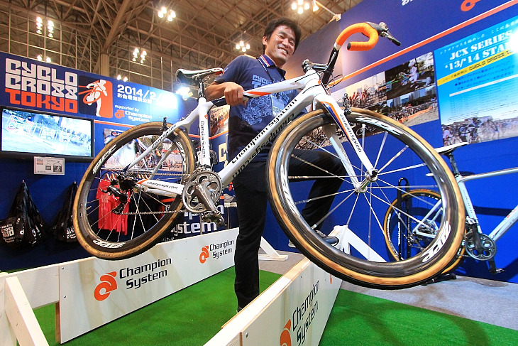 CycloCross Tokyoをアピールしたチャンピオンシステム・ジャパン。シケインを飛んでいるのは社長の棈木亮二さん