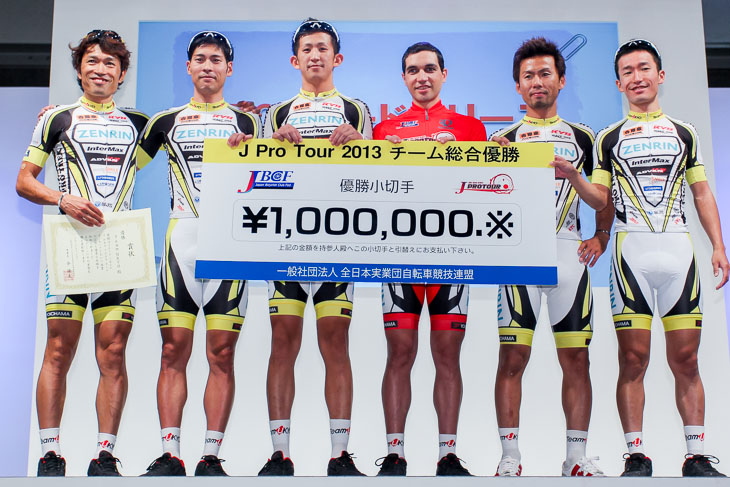 Jプロツアー 年間団体総合1位 チーム右京へ優勝賞金100万円の小切手が