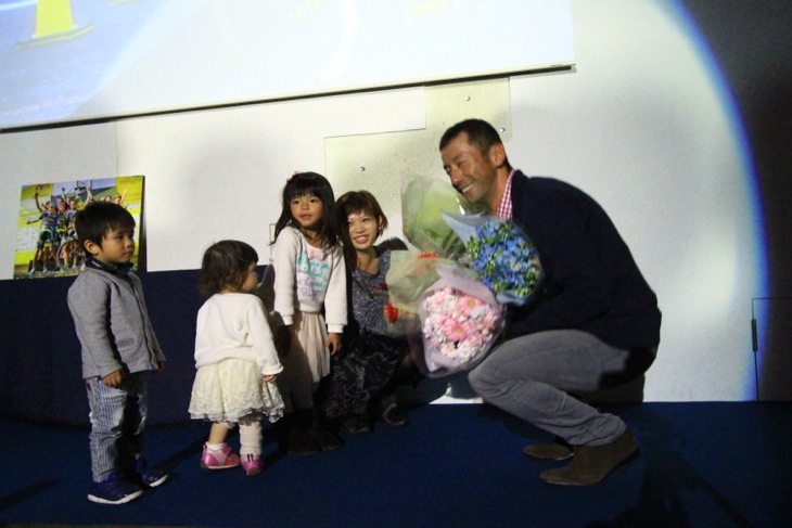 4人の子どもと奥さんのアンさんに花束をもらう