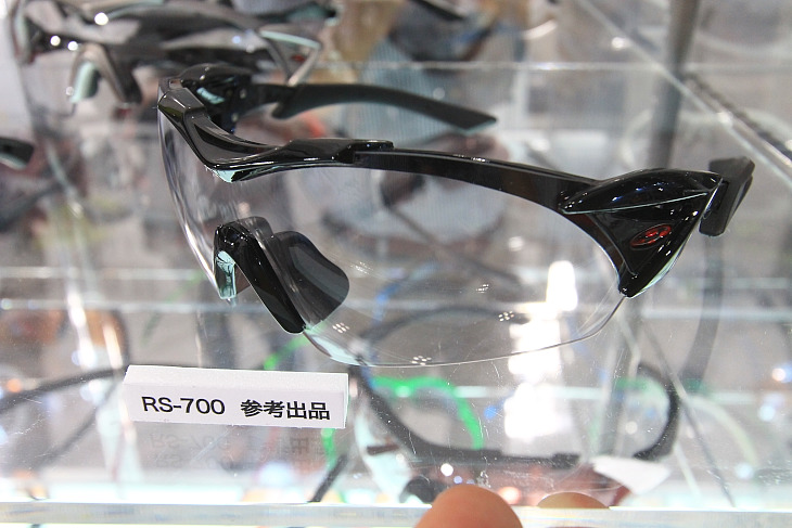 ハイエンドのRS-350に調光レンズを組み合わせたRS-700(参考出品)