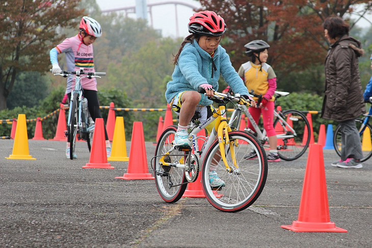 カラーコーンを使ったジグザグ走行は定番の練習の1つ