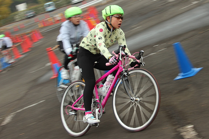 女の子だってしっかりとバイクを倒してコーナリング