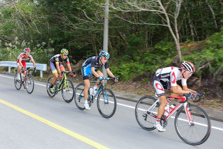 チャンピオン　140km地点、先行する4人