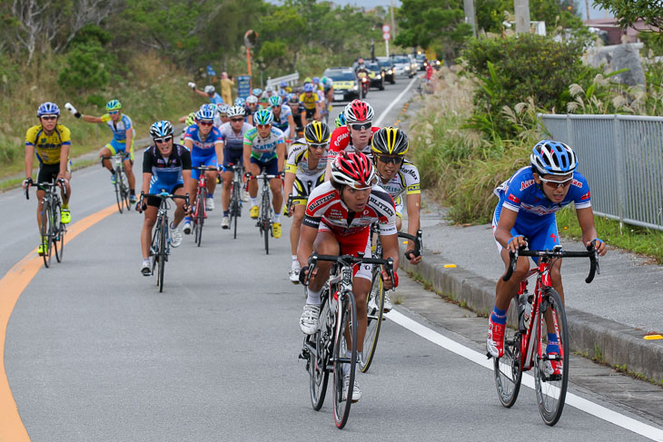 チャンピオン　155km地点でもまだ集団は大きい